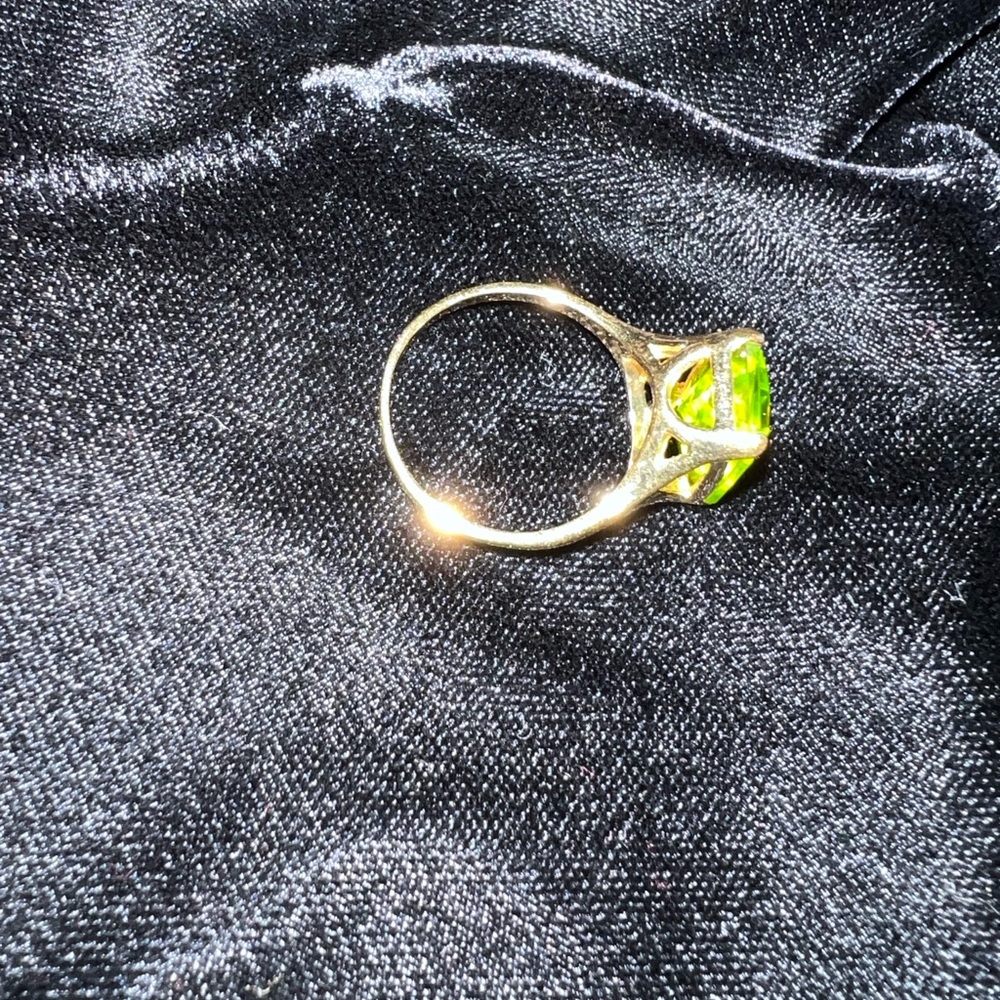 Elegant Gold Tone Ring with Green Peridot - Picture 4 of 4